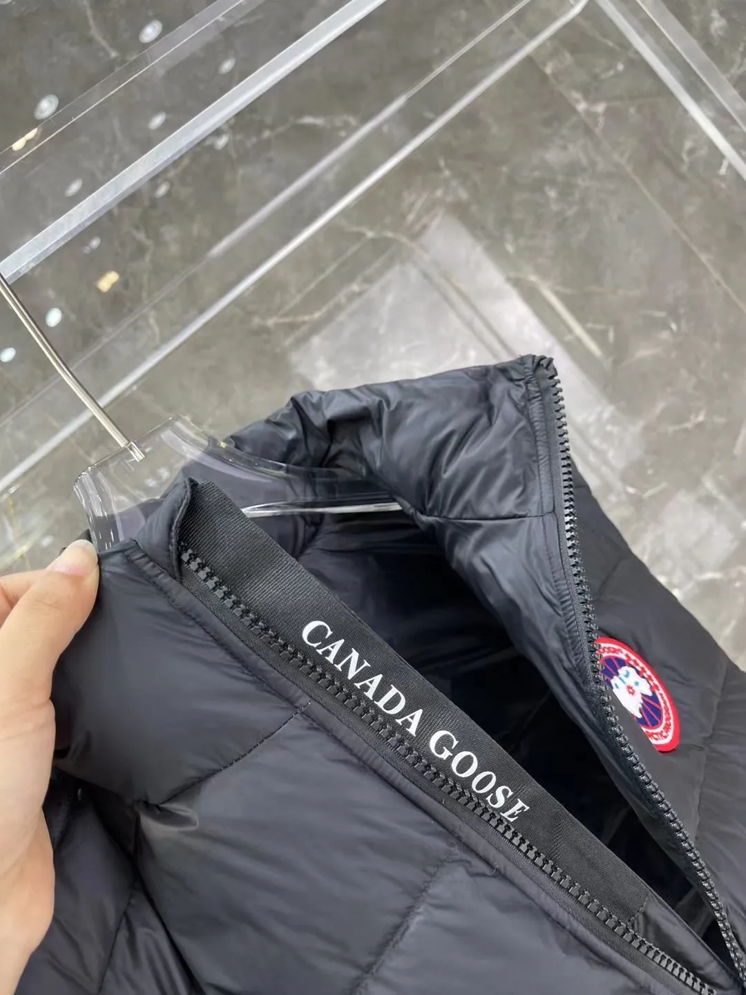 P480 top version Canadian brand vest new model Canada Goose has always been recognized as the warmest down jacket. Various Instagram celebrities, Internet celebrities, and celebrities often wear it for street photos. I make Canada Goose every year, but I still can’t get rid of my love for it. No matter how cold the days are, there is no need to be afraid, because there is! Filled with 90% white duck down, it is the legendary warmest down jacket and is known as a must-have for Arctic outdoor sports! The most popular down jacket in the world, celebrities are rushing to buy it, it is a must-have! Same style for men and women Size: xs ~ xxl
